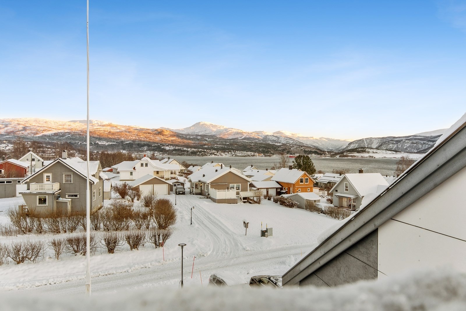 Flott utsikt mot både fjord og fjell. Galleribilde