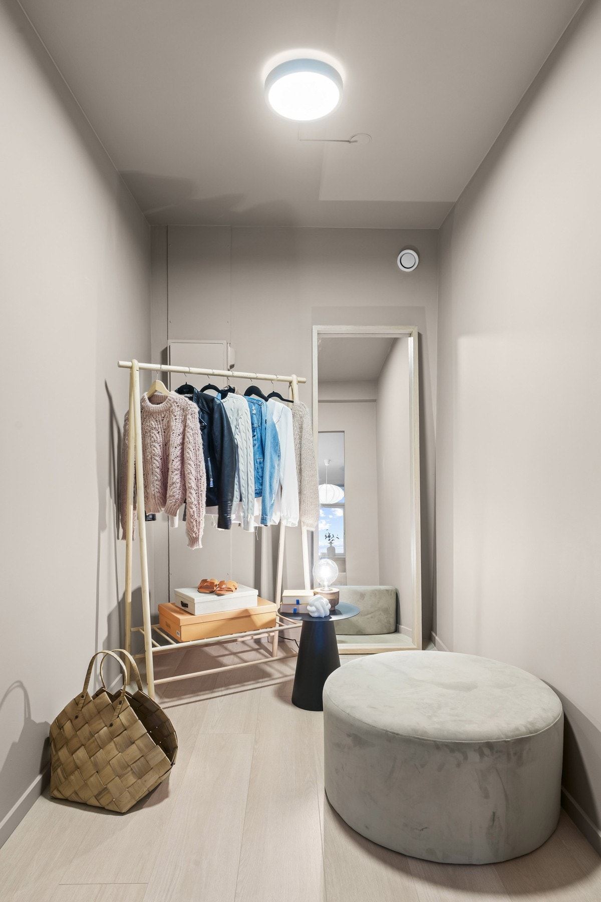 Praktisk walk-in garderobe med plass til garderobeskap. Galleribilde