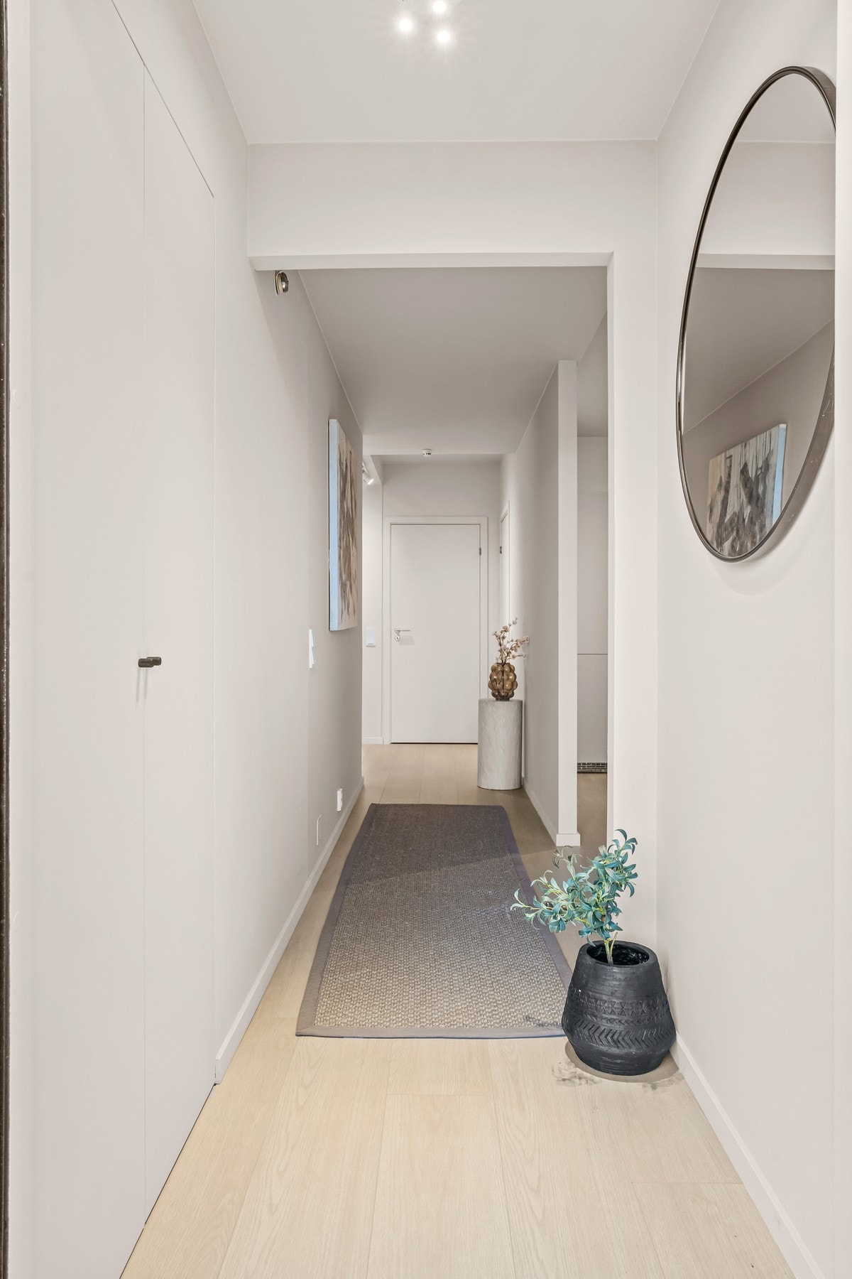 Entréen er praktisk bygget om, med innebygd garderobeskap til venstre med belysning og gode lagringsmuligheter. Galleribilde