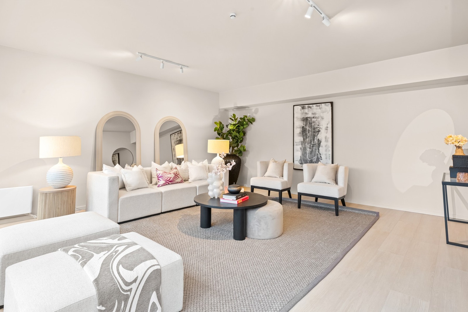 Videre byr boligen på to stuer og et soverom, samt utgang til en ekstra uteplass. Galleribilde