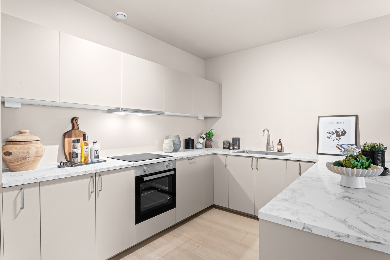 Nyere og moderne IKEA-kjøkkeninnredning (2025) med glatte, malte fronter og benkeplate i laminat. Galleribilde