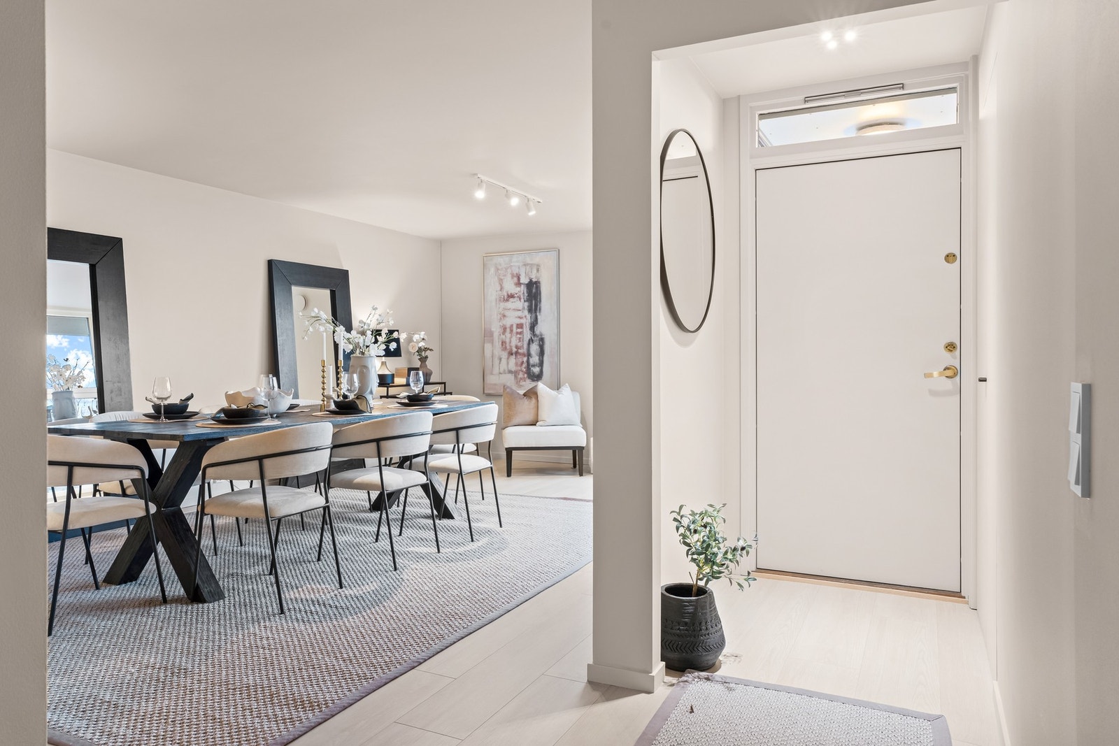 Entrè av god størrelse med plassbygd garderobe. Galleribilde