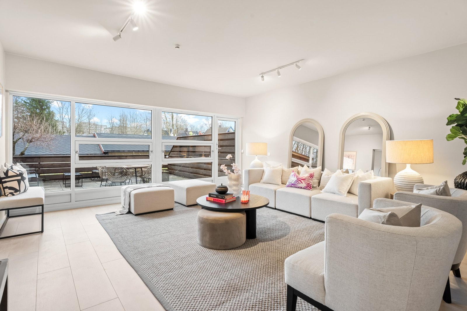 Store vindusflater som gir godt med lysinnslipp. Galleribilde
