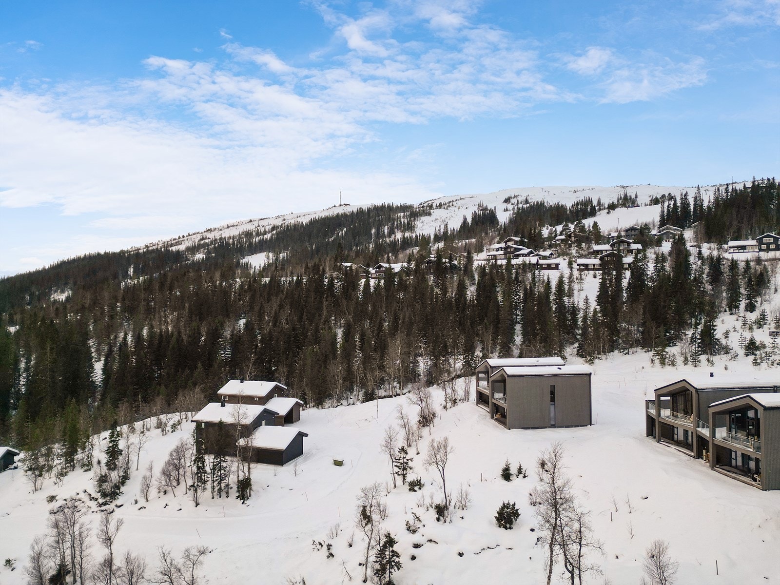 Meråker alpinsenter byr på 13 nedfarter i forskjellige vanskelighetsgrader og lengste nedfart er nesten 2,5 km. Galleribilde