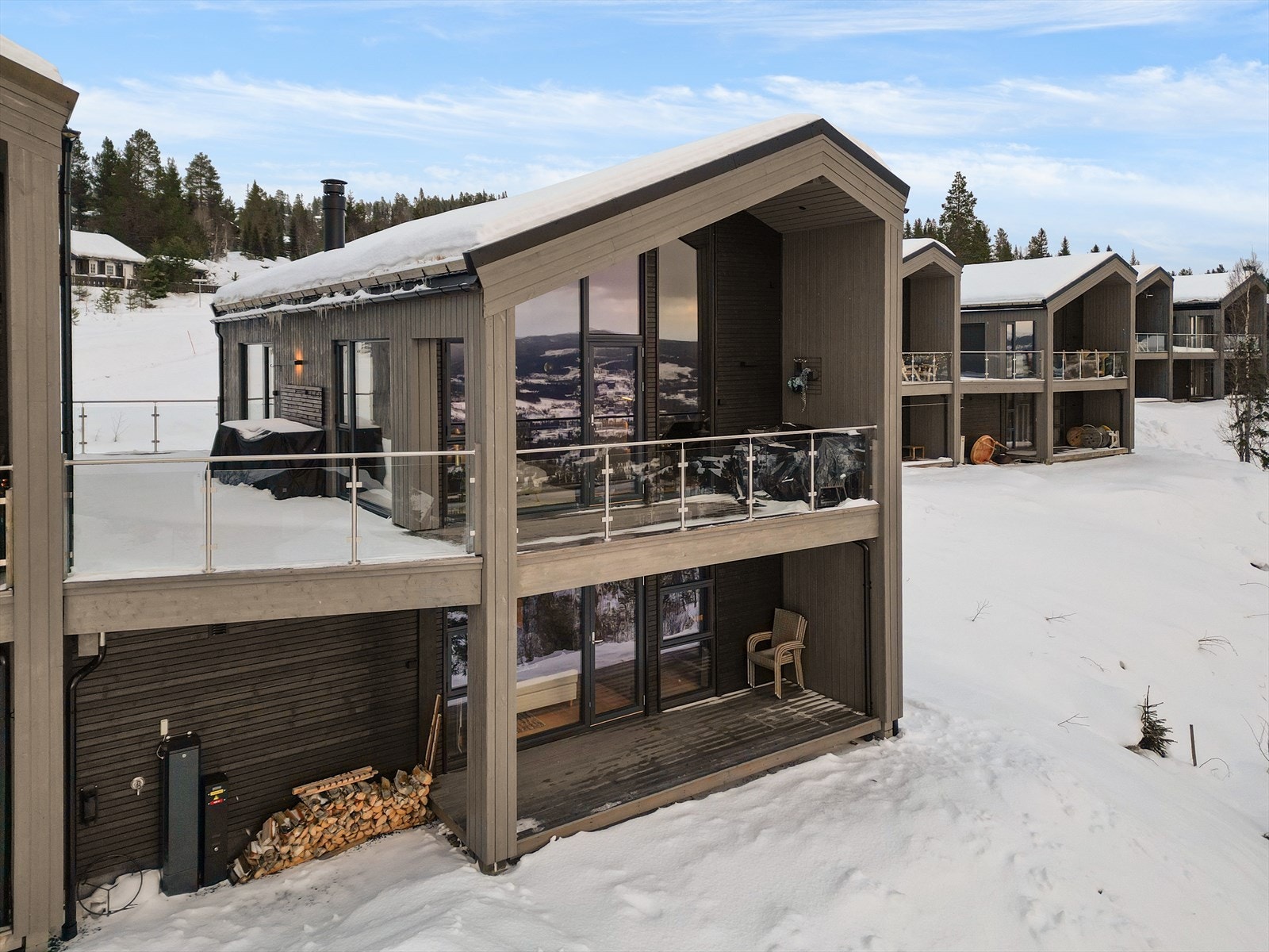 Hytta byr på en flott terrasse som strekker seg rundt store deler av hytta. Galleribilde