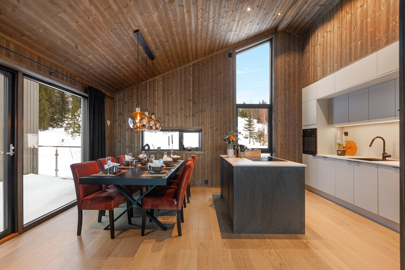 Meget pent kjøkken med kjøkkenøy som gir ekstra skap- og benkeplass. Galleribilde