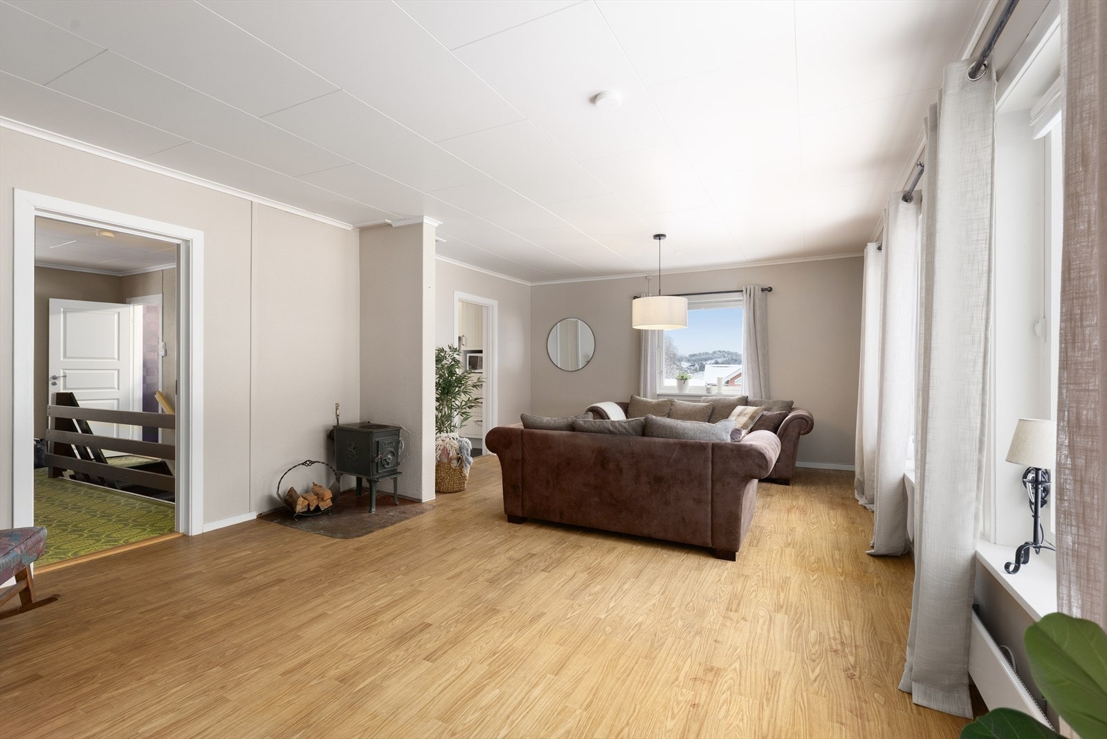 I stuen er det vedovn for ekstra varme vinterstid. Galleribilde