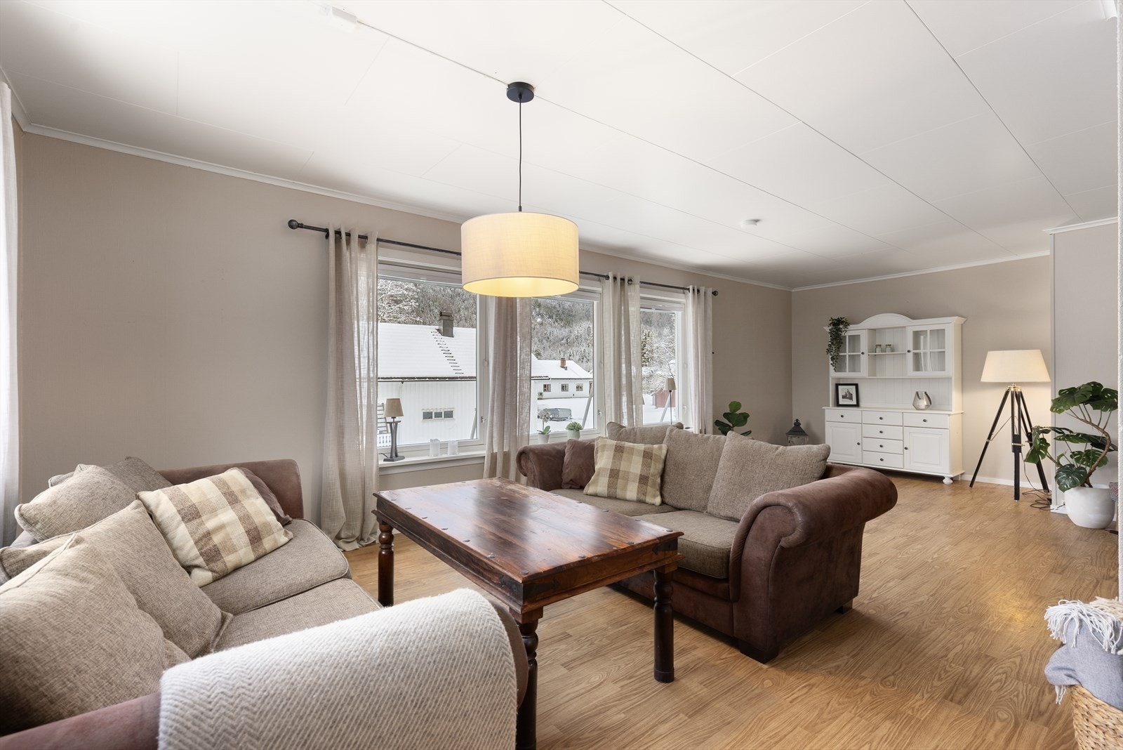 Boligen har en lys og romslig stue i 2.etg med gode vindusflater som slipper rikelig med naturlig lys inn i rommet. Galleribilde