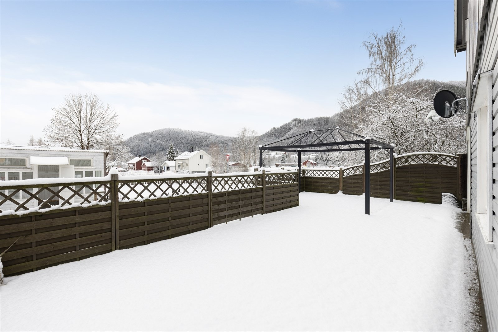 Her er det skjermende levegger og utgang til terrassen ved inngangspartiet. Galleribilde