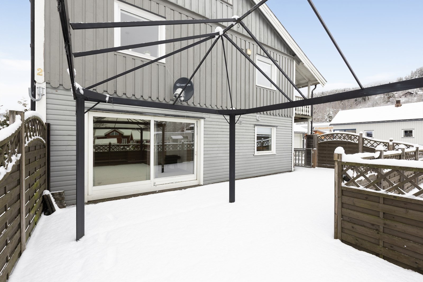 Fra stuen er det utgang til en stor terrasse med plass til flere sittegrupper og grill. Galleribilde