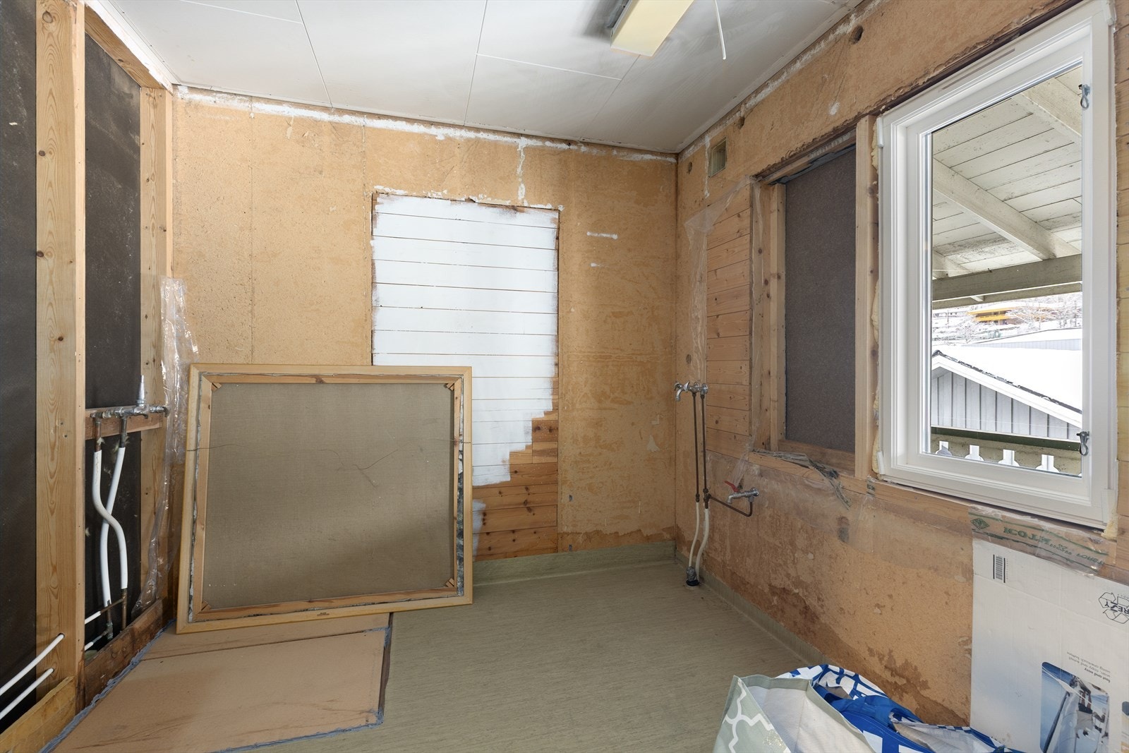 I tillegg er det et uinnreda rom som er ribbet inn til bindingsverk. Se vedlagte tilstandsrapport. Galleribilde