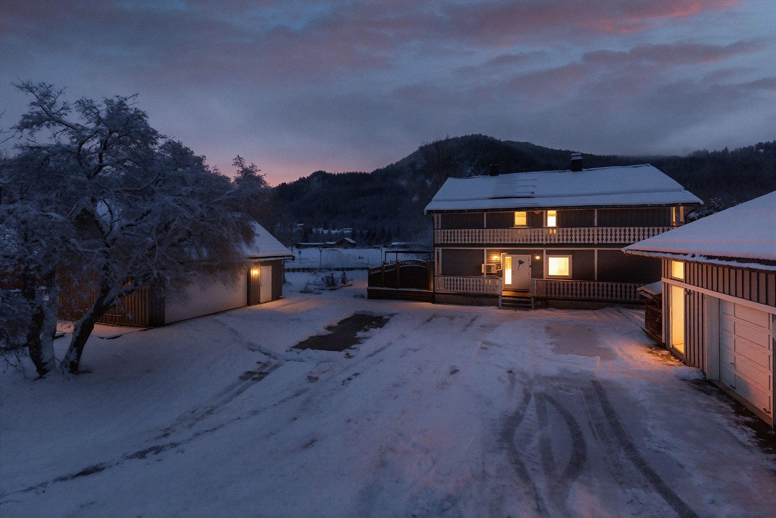 Eiendommen ligger fint til like ved Kviteseidhallen, skole og barnehage, og ca. 5 minutter fra Kviteseid sentrum med de fleste fasiliteter. Galleribilde