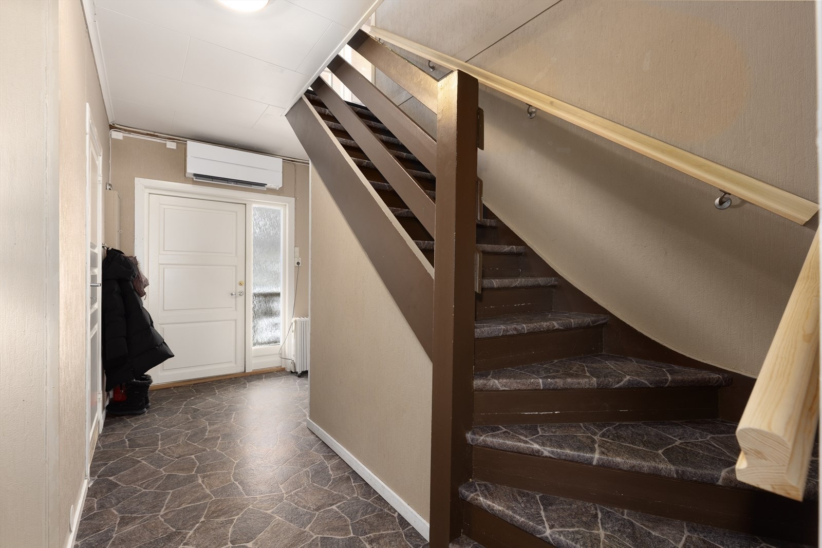 I entre er det plass for sko og yttertøy. Det er montert varmepumpe for jevn varme hele året. Galleribilde