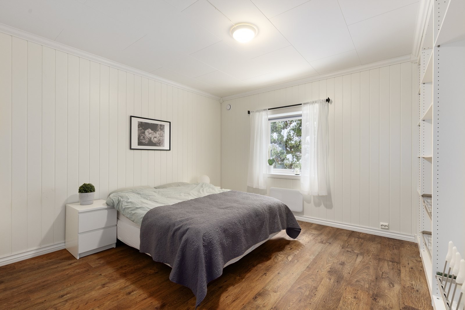 Boligen har to gode soverom i 1.etg, hvor hovedsoverommet er av god størrelse med plass for seng og nattbord. Galleribilde