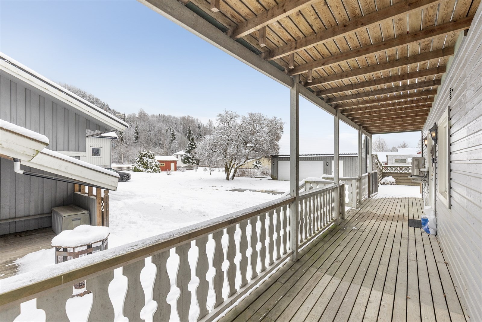 Boligen har en hyggelig, overbygget veranda ved inngangspartiet. Galleribilde