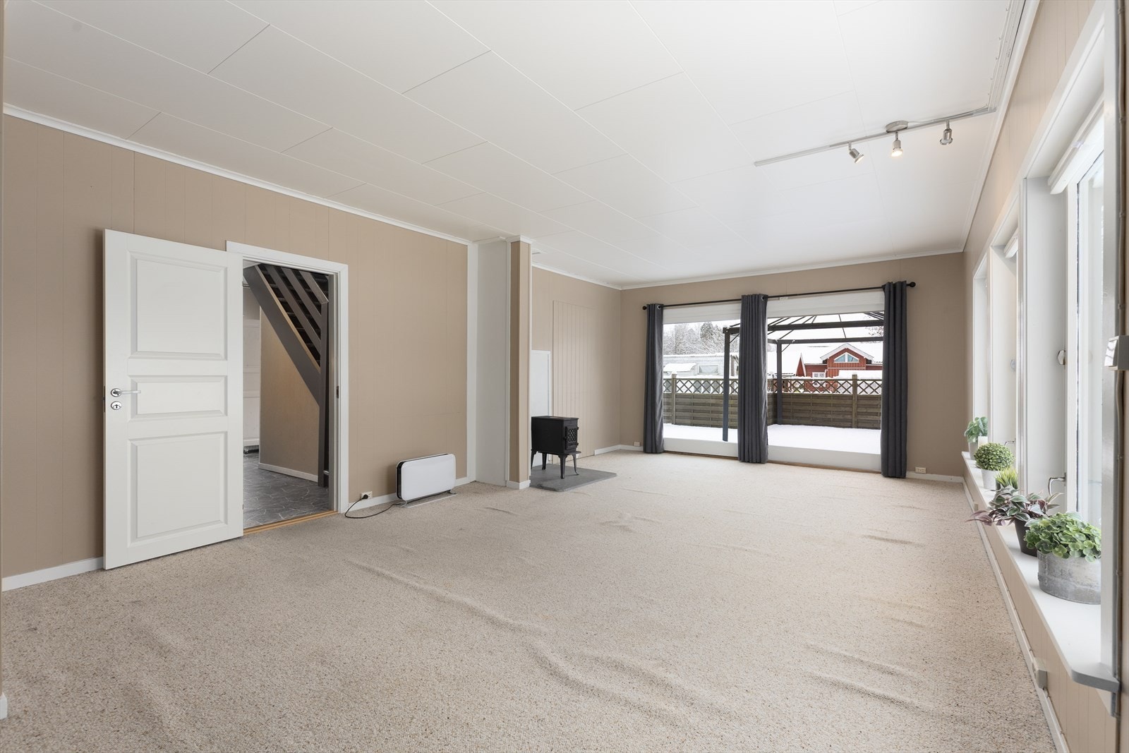 Romslig stue med vedovn og god plass for møblering. Galleribilde