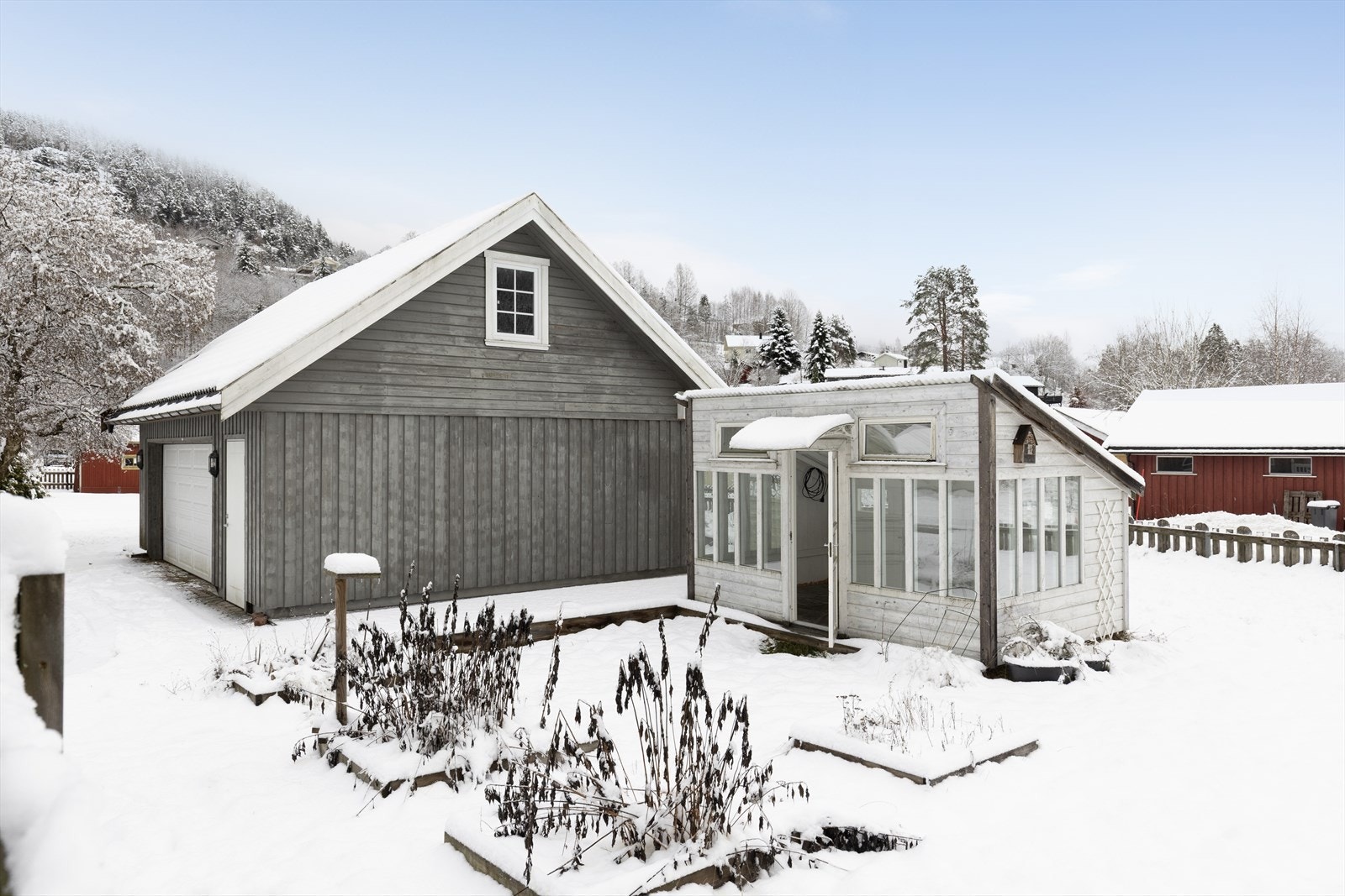 Terrasse er utvidet og drivhus er oppført uten at dette er søkt om og uten at eventuell nødvendig godkjennelse er gitt av kommunen. Galleribilde