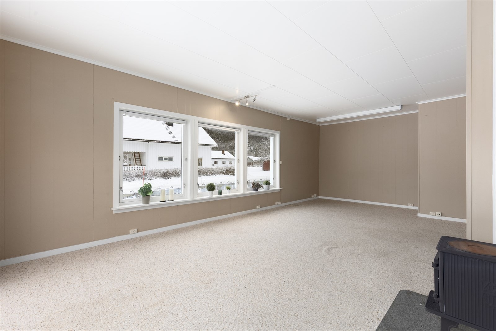 Vinduene slipper rikelig med naturlig lys inn i rommet. Galleribilde