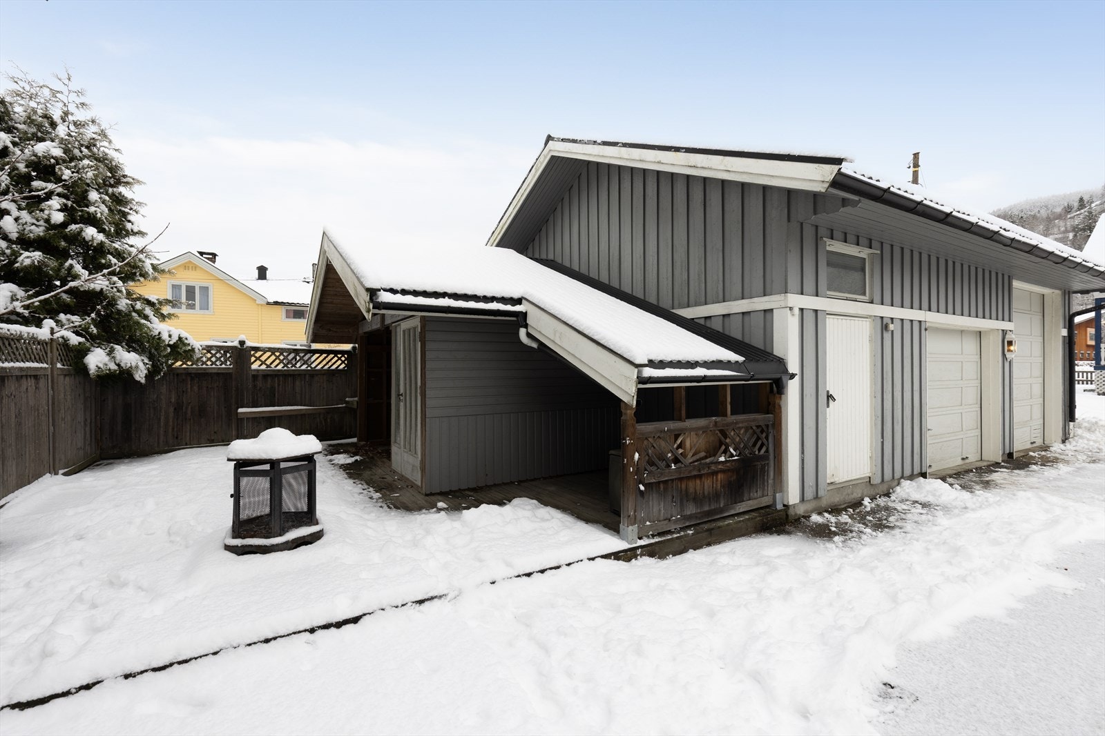 Ved garasjen er det tilbygget overbygg med plass for ved etc. Galleribilde