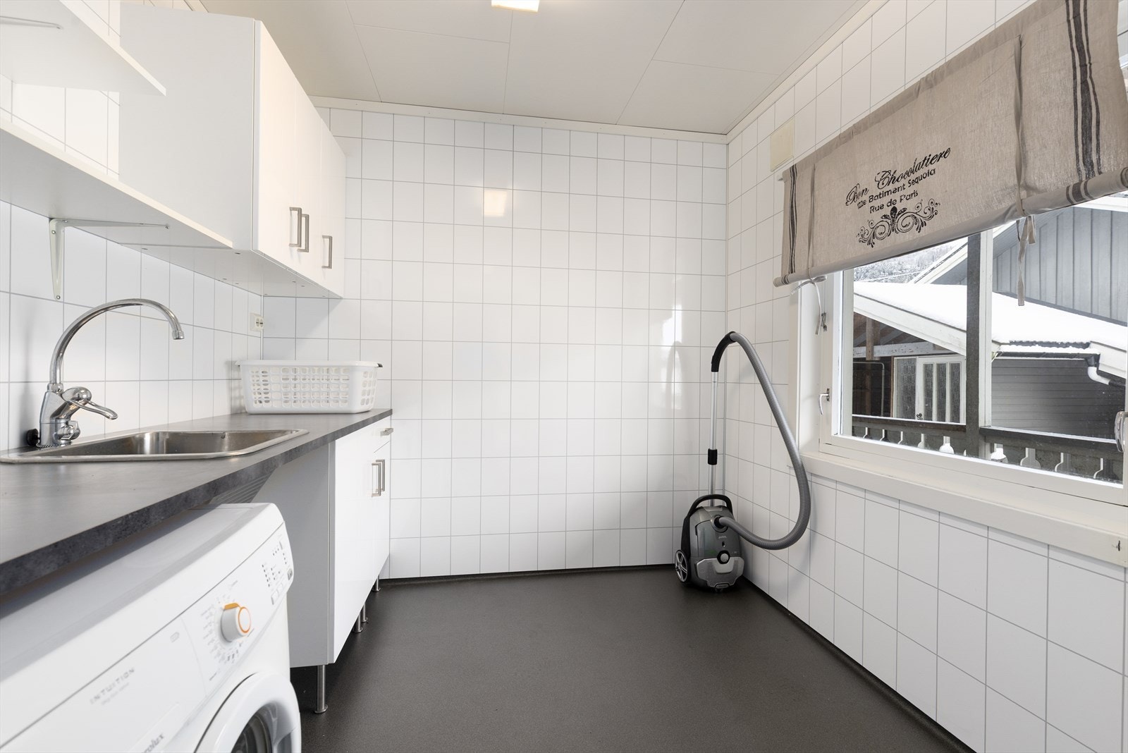 Vaskerommet innehar opplegg til vaskemaskin, vaskekar og benker. Galleribilde