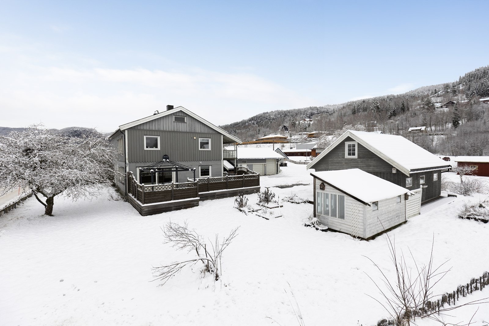 Det er ca. 5 min til Kviteseid sentrum, her finner du blant annet på bank, frisør, dagligvare og diverse butikker, samt to hyggelige kaféer. Galleribilde