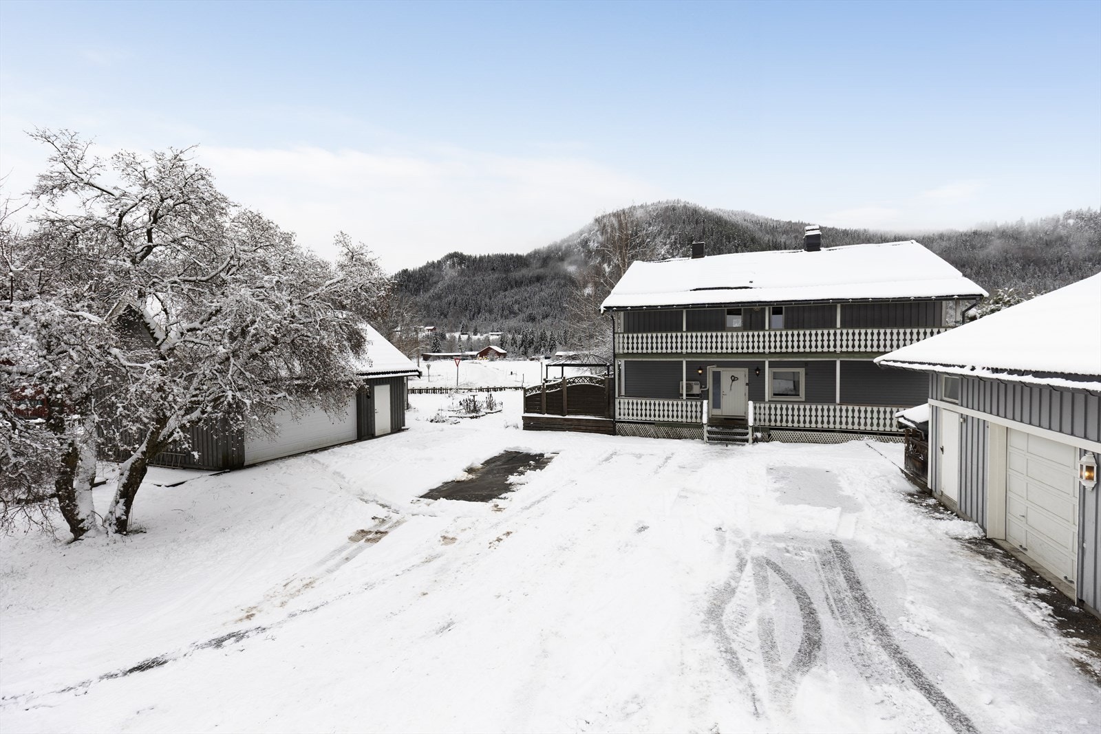Tomten er pent opparbeidet med plen, variert beplantning og stor gårdsplass med gode parkeringsmuligheter. Galleribilde