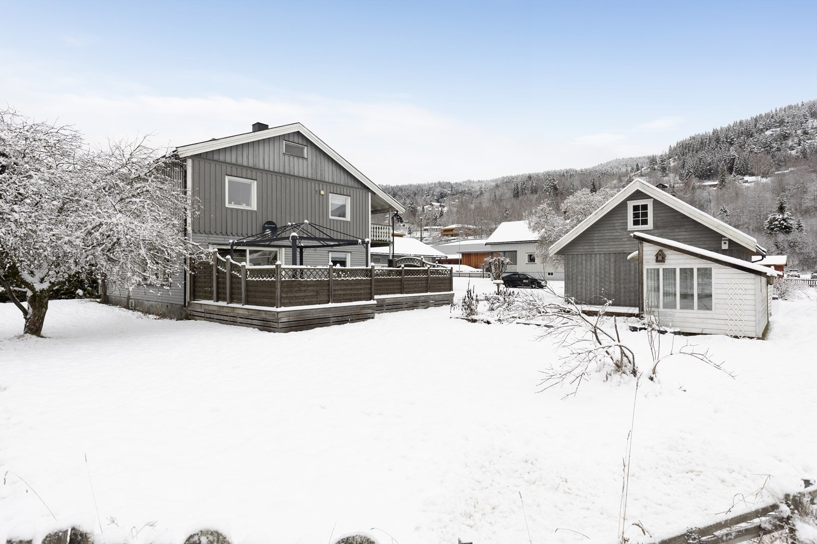 Hage med god plass for lek og aktiviteter. Galleribilde