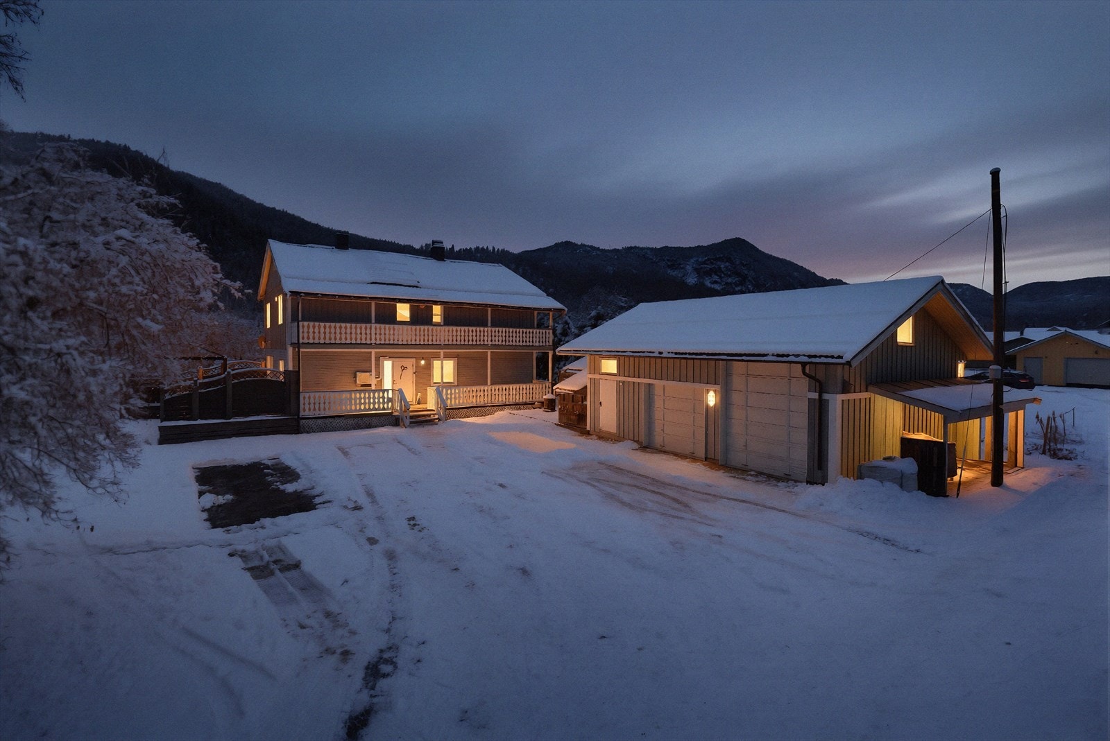 Hyggelig og innholdsrik enebolig med gode rom og spennende planløsning i to etasjer, og kjeller. Flotte uteområder, samt to garasjer og drivhus. Galleribilde