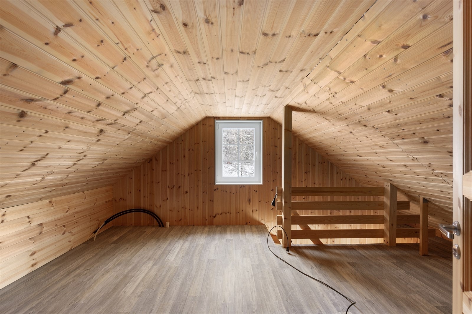 Hems over garasje. Galleribilde