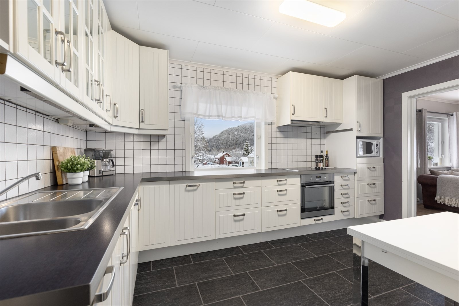 Flott kjøkken med god skap- og benkeplass. Det er integrert oppvaskmaskin, platetopp og stekeovn, samt ventilator med avtrekk ut. Galleribilde