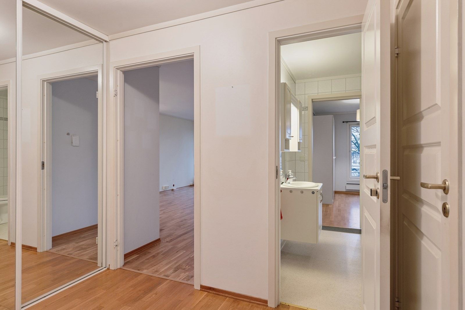 Romslig gang som er utstyrt med skyvedørsgarderobe hvor man har god plass til å henge fra seg yttertøy og sko. Galleribilde