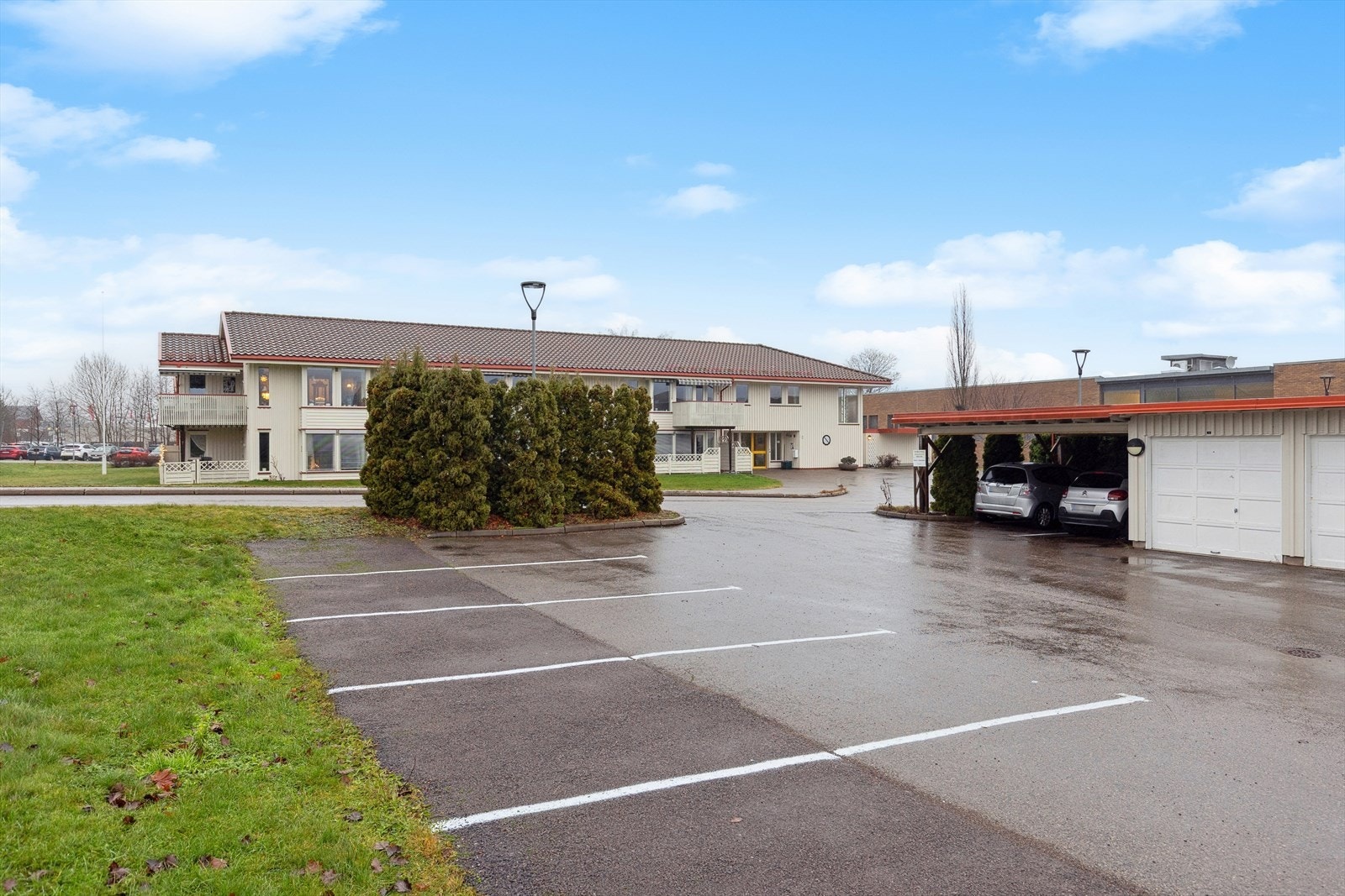 Borettslaget har 6 garasjeplasser og 4 carportplasser som leies ut til beboere. Kontakt styret for eventuelle spørsmål og tilgjengelighet. Galleribilde