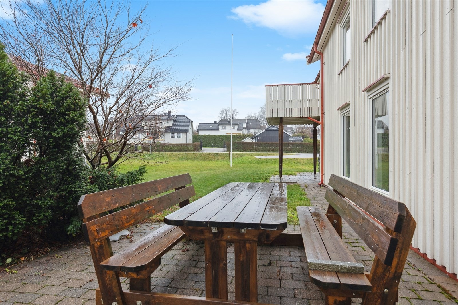 Fellesområdene er flott opparbeidet med grøntareal, beplantning og sittegrupper. Her kan man ha det hyggelig sammen med gode naboer på fine sommerdager! Galleribilde