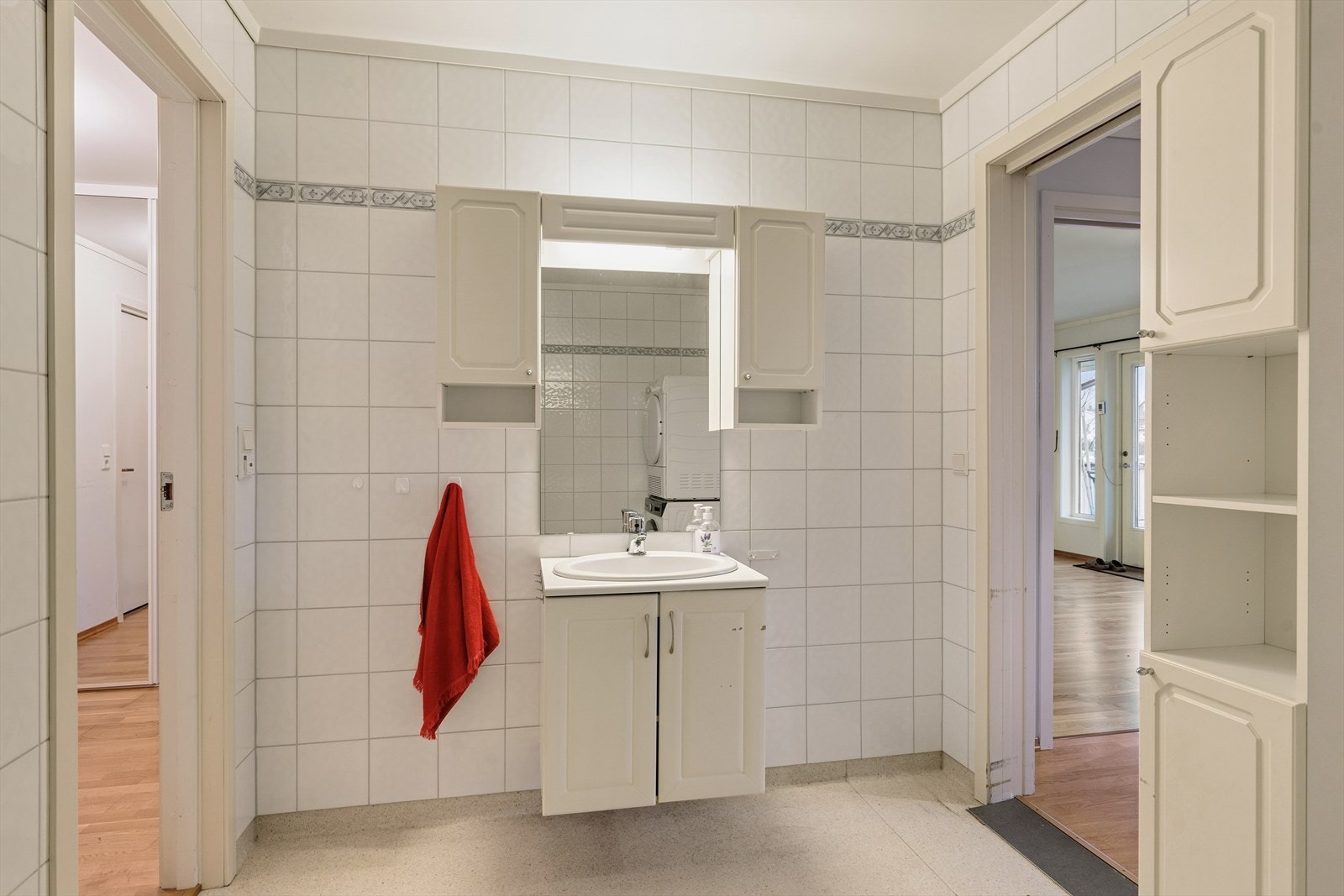 Baderommet har også direkte tilkomst fra soverommet. Gjennomgående i leiligheten er terskelfrie overganger med skyvedør mellom de fleste rom. Galleribilde