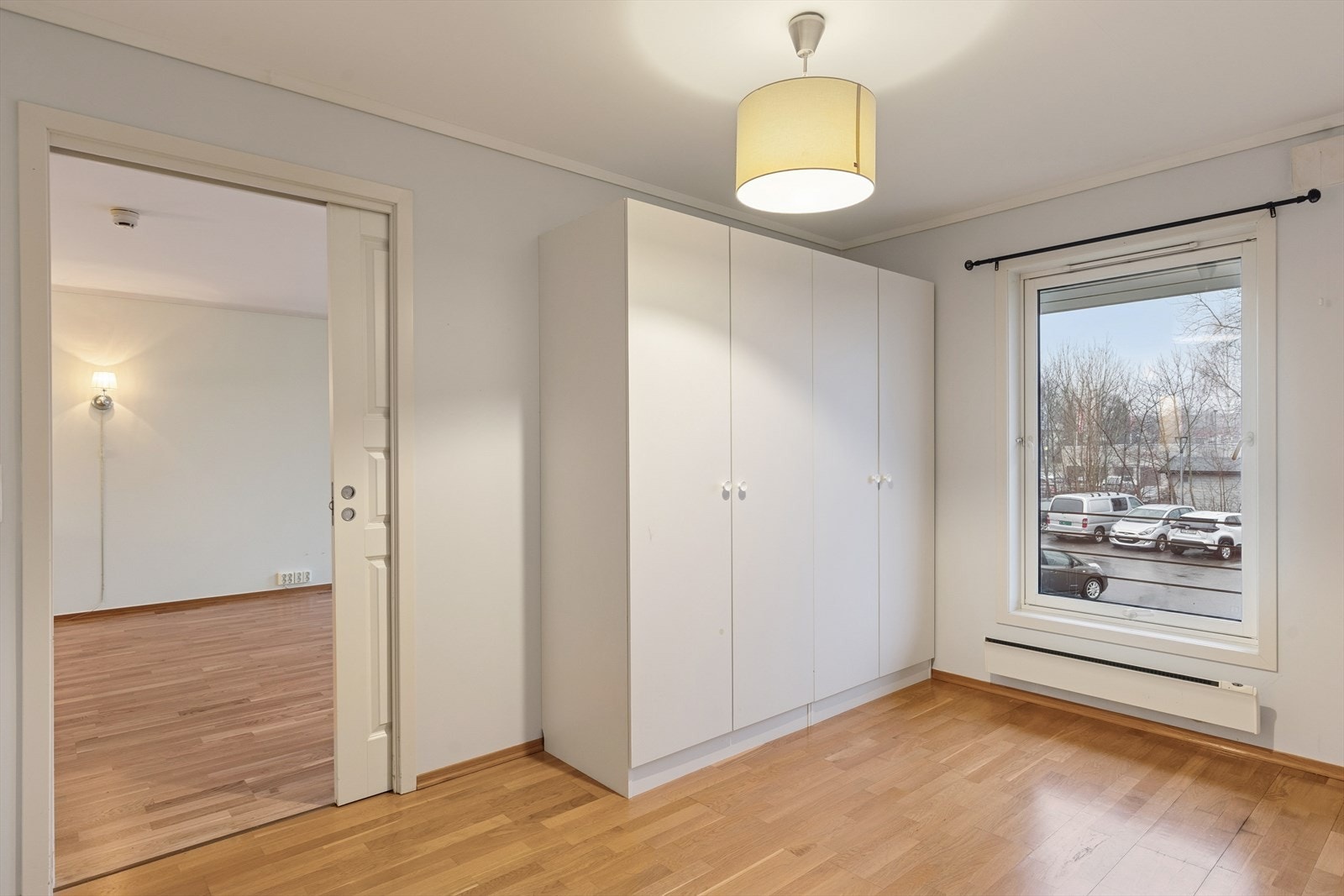 Soverommet er romslig og utstyrt med garderobe. I tillegg har man god plass til å møblere med seng og tilhørende møblement. Galleribilde