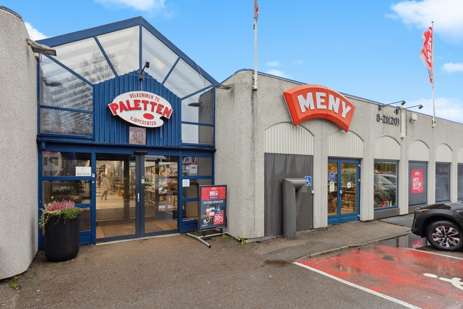 Paletten kjøpesenter ligger kun få minutters gange fra boligen og byr på både dagligvarebutikk, vinmonopol, blomsterbutikk, legesenter, apotek mm. Galleribilde