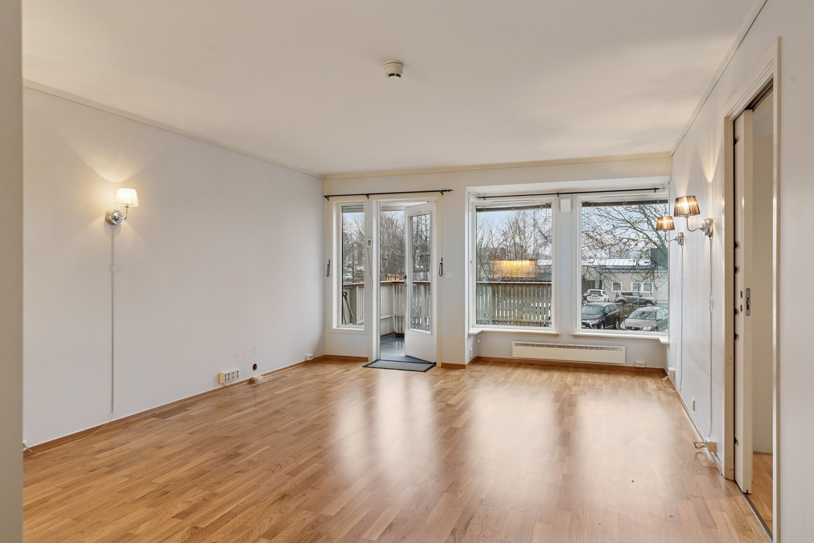 Romslig stue i åpen løsning med kjøkken. Her har man store vindusflater som gir rikelig med naturlig lys. Galleribilde