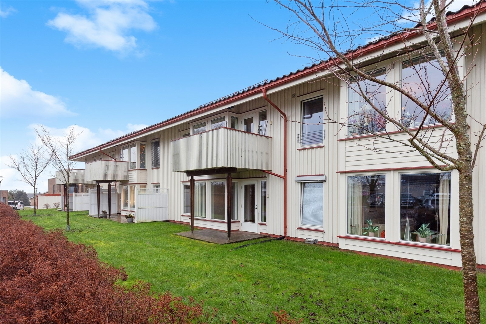 Leiligheten ligger i et trivelig borettslag bestående av 18 boliger. Leiligheten som er for salg ligger i byggets andre etasje og har enkel adkomst med heis. Galleribilde