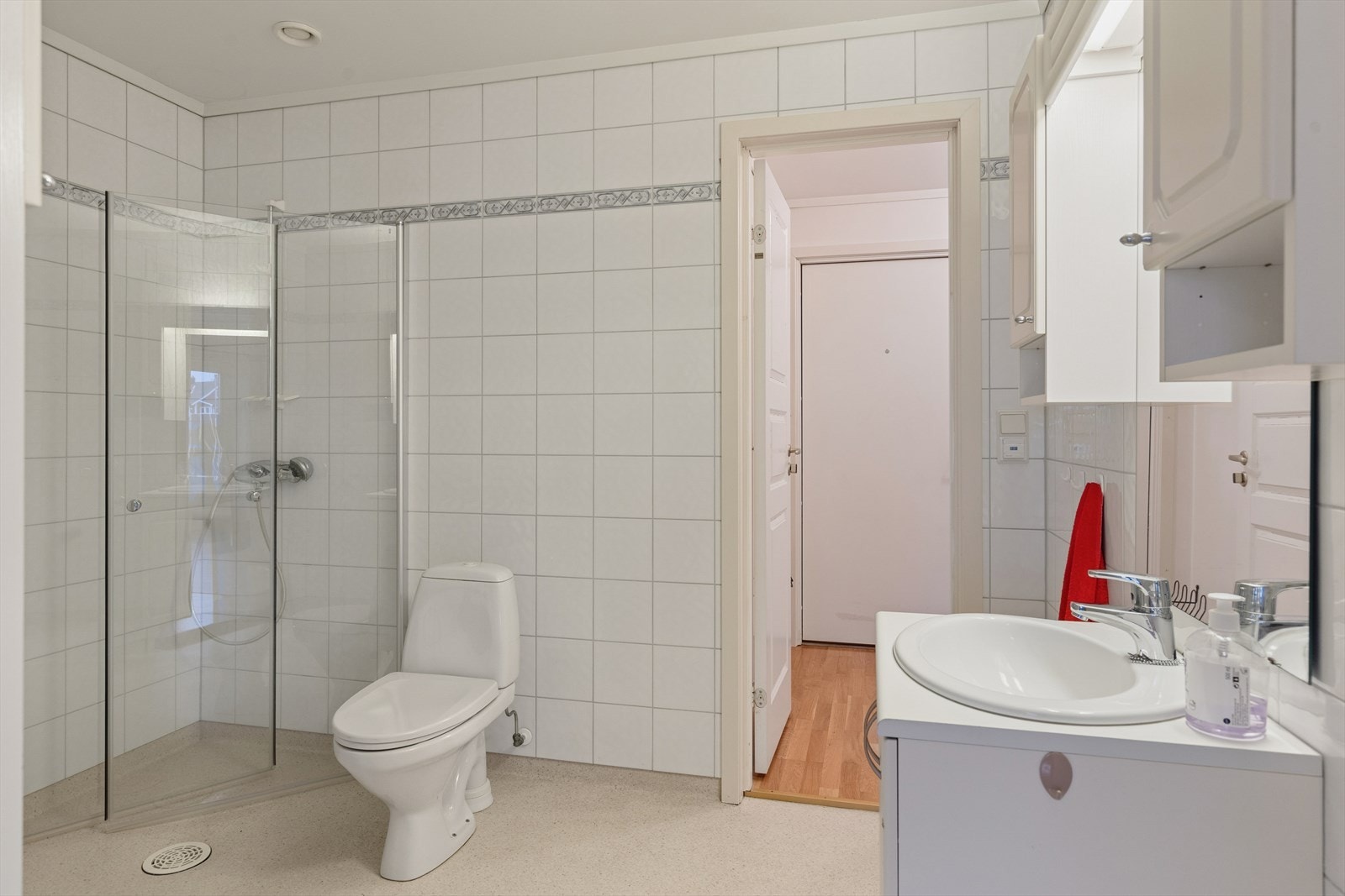 Badet er ellers utstyrt med dusjhjørne, toalett og baderomsinnredning med nedfelt servant. I tillegg har man opplegg for vaskemaskin og plass til tørketrommel. Galleribilde