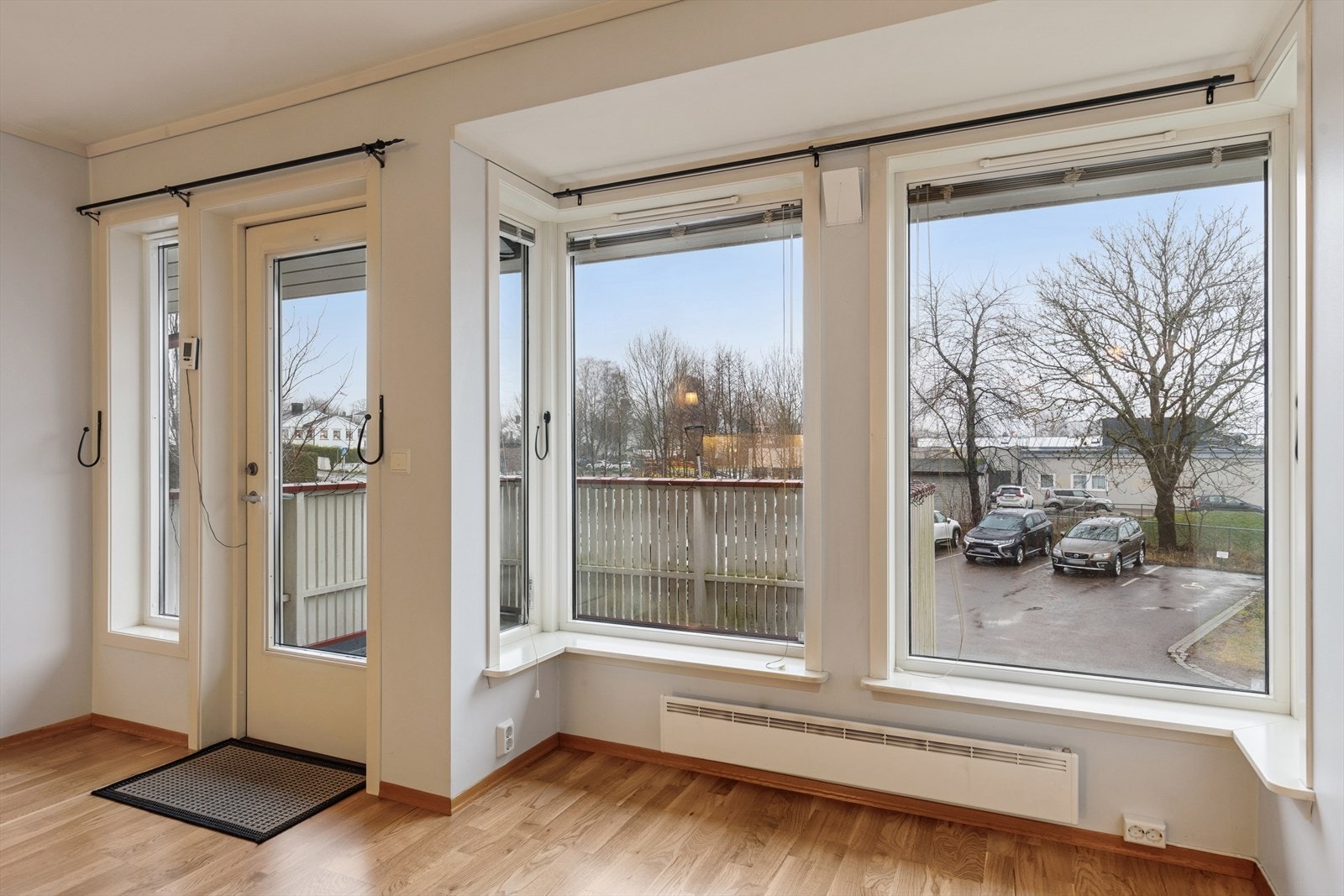 Stue og kjøkken fikk nytt parkettgulv i 2024 etter en vannlekkasje. Galleribilde