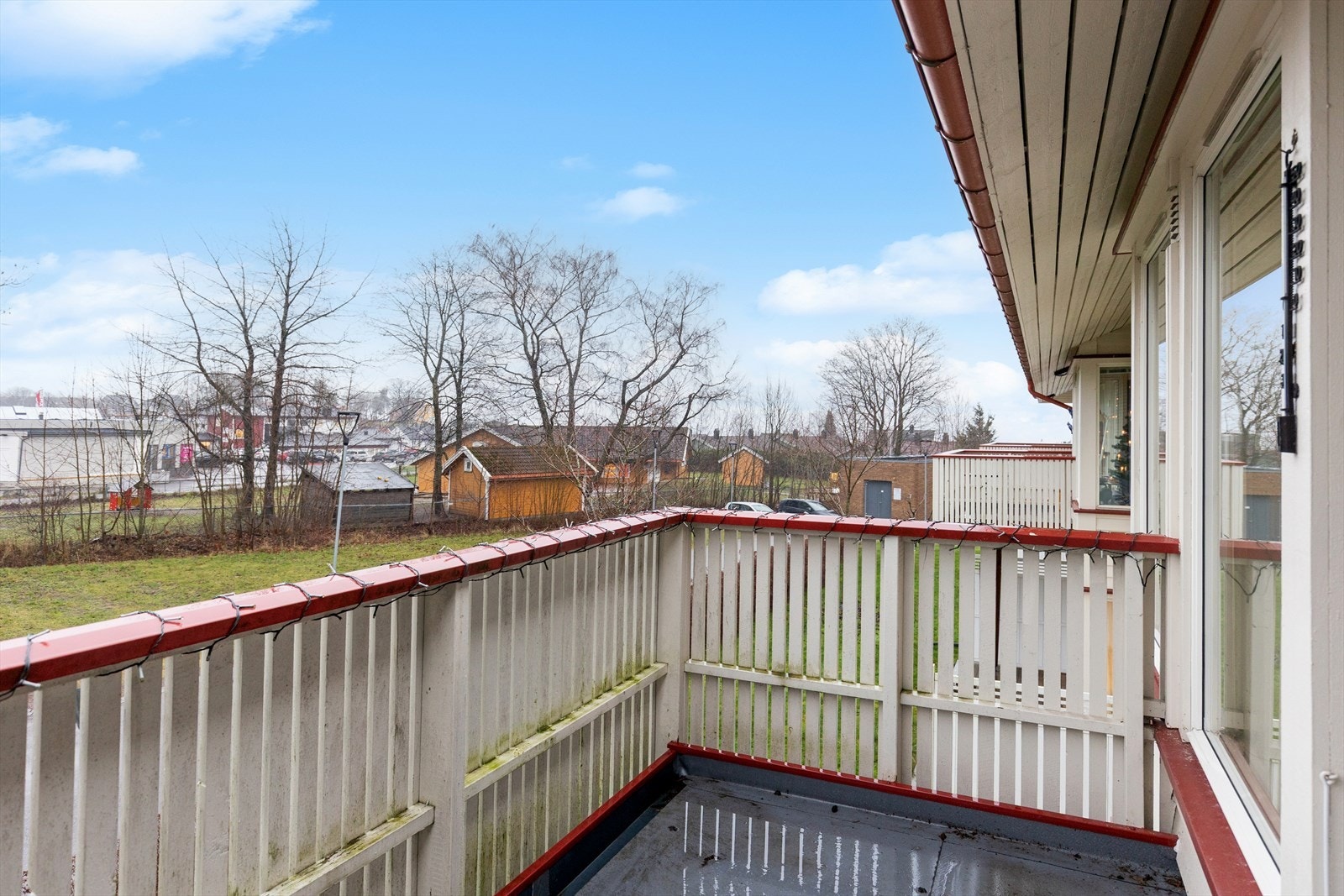 Fra stuen har man utgang til en koselig balkong på 6 kvm hvor man har plass til å møblere med sittegruppe. Galleribilde