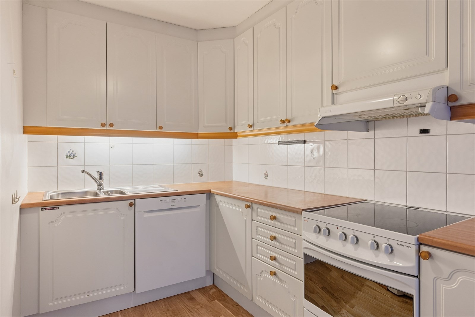 Fliser bak kjøkkenbenken gjør det enkelt å holde det rent med mat- og vannsøl. Galleribilde