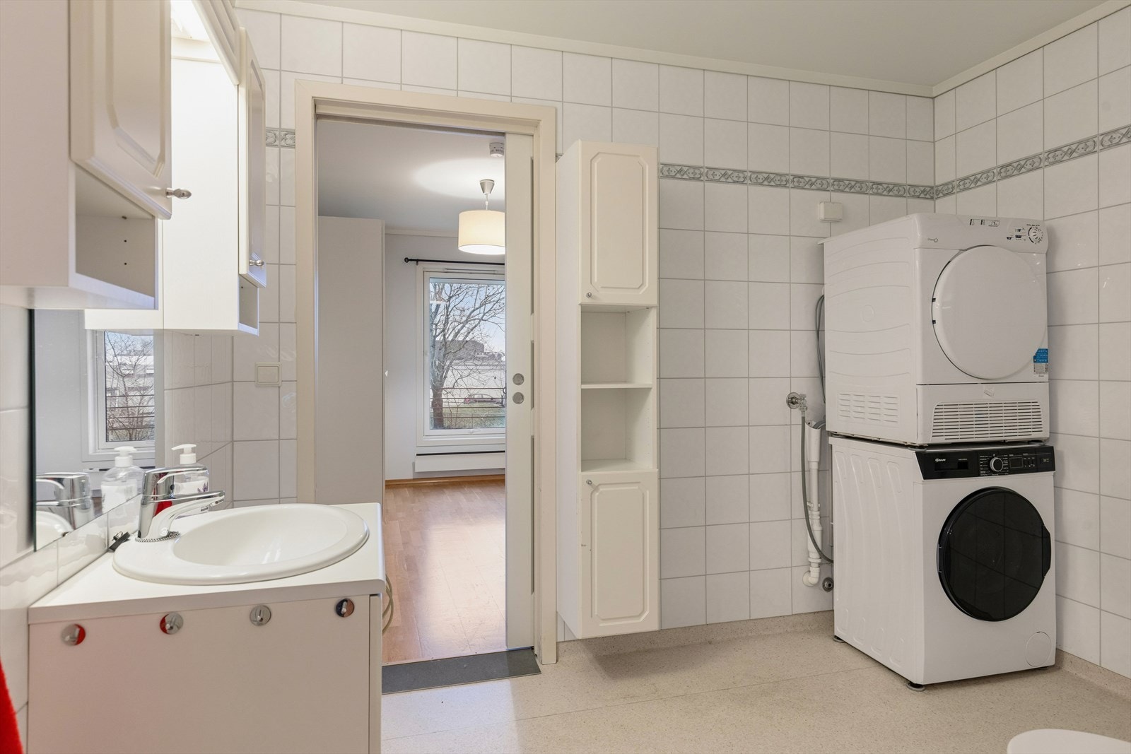 Badet er innredet med lyst belegg på gulv og hvite fliser på vegg. I gulvet har man også varmekabler for ekstra komfort. Galleribilde