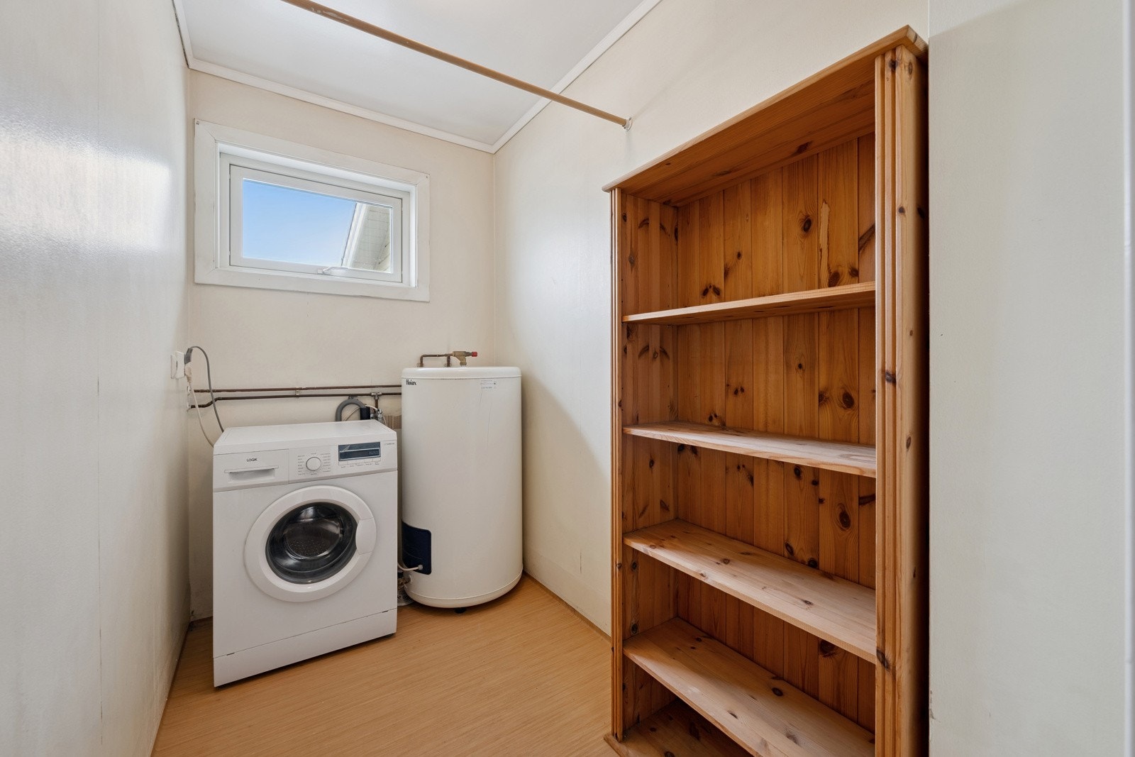 Vaskerom med varmtvannsbereder og opplegg for vaskemaskin. Galleribilde