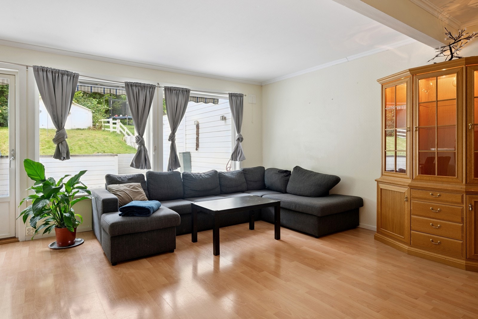 Rommet har laminatgulv og lysmlate vegg- og takoverflater. Galleribilde