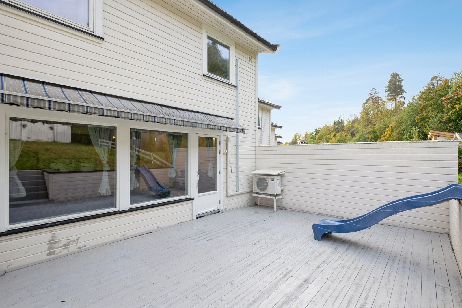 Utenfor stue og spisestue er det vestvendt og usjenert terrasse på ca. 29 kvm. Markise er montert. Galleribilde