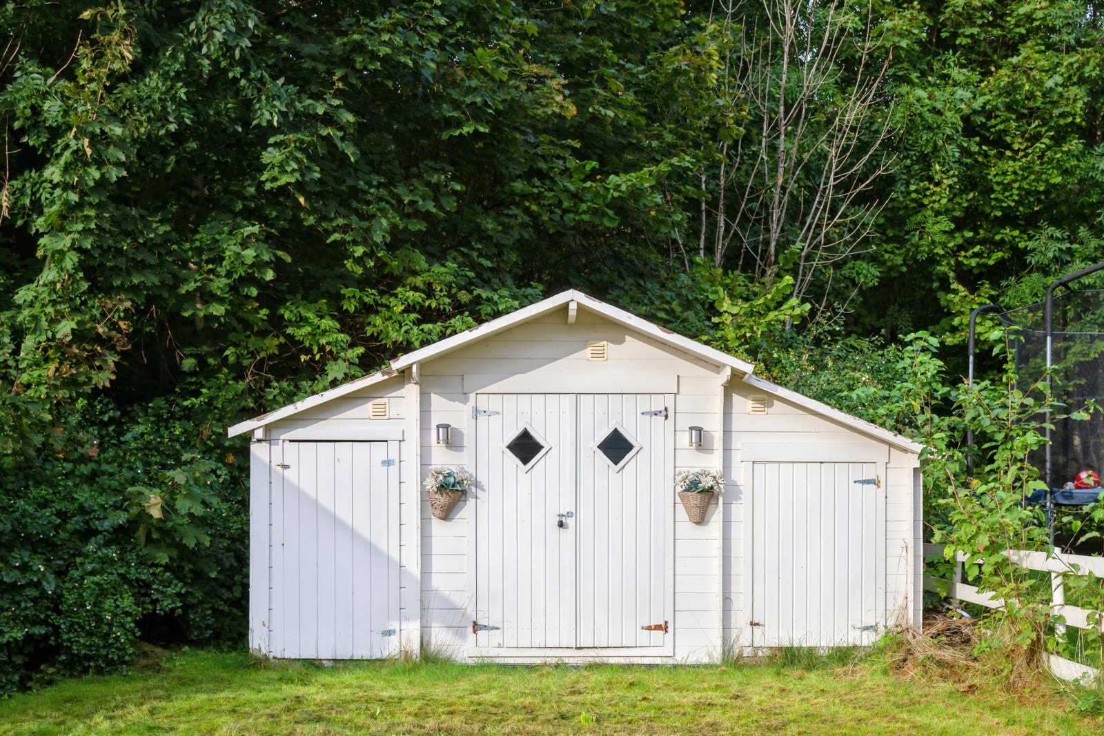 Øverst i hagen er det frittstående utebod med god lagringsplass til sesongutstyr. Galleribilde