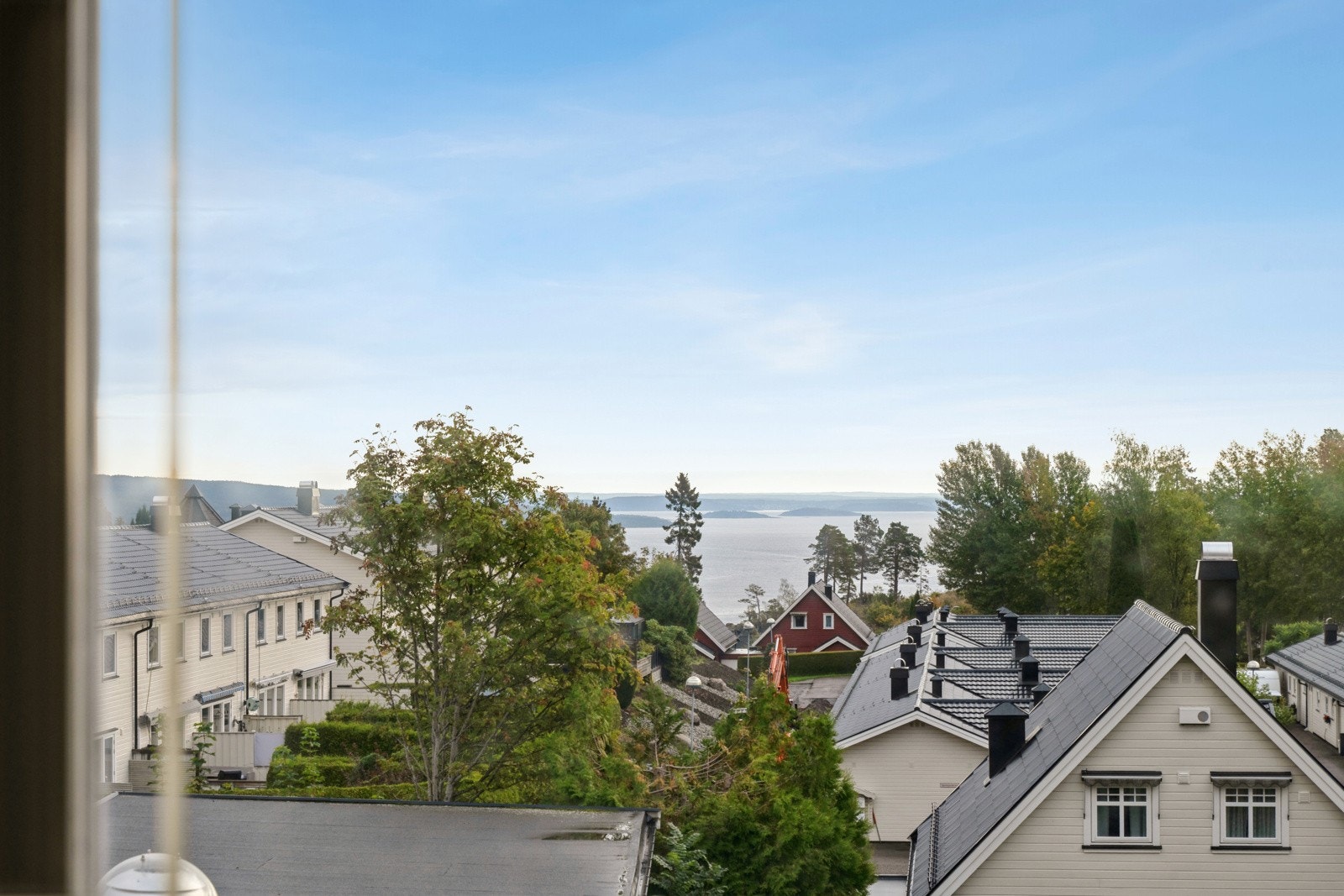 Fra 2. etasje er det flott utsikt mot fjorden. Galleribilde