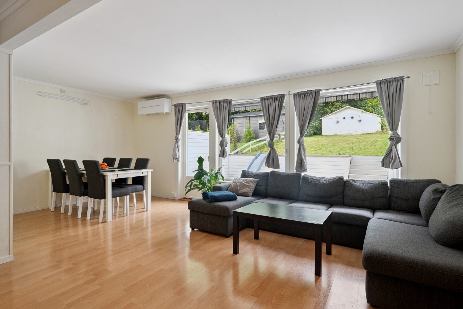 Romslig stue og spisestue med utgang til terrassen og hagen. Galleribilde