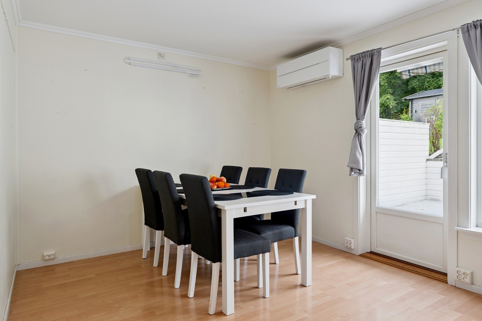 Det er plass til sofagruppe og spisebord. Galleribilde